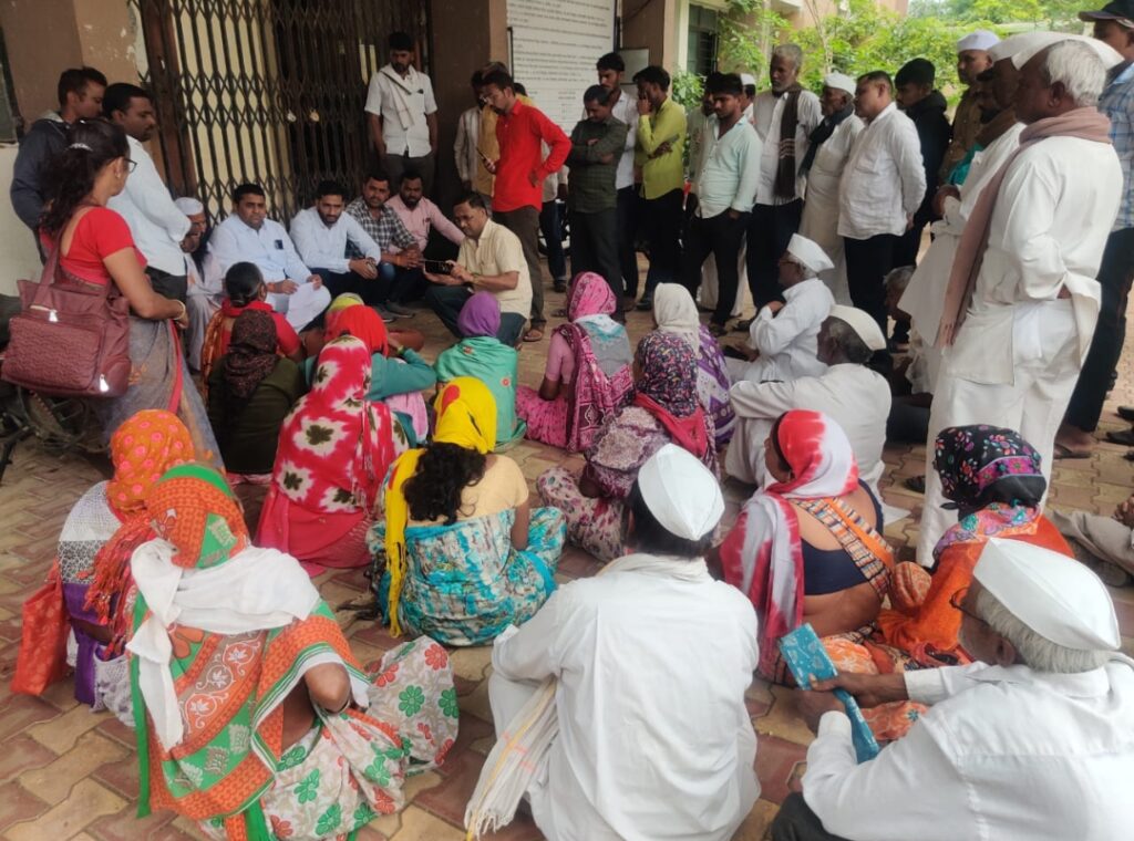 विविध योजनांच्या अनुदानासंदर्भातील कागदपत्रे तहसिल कार्यालयात जमा करण्यास भाग पाडल्यामुळे राष्ट्रवादी काँग्रेसच्या वतीने गेट बंद आंदोलन करण्यात आले.
